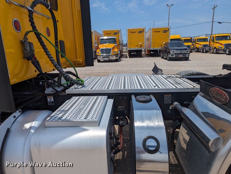 image for item MY9462 2019 Peterbilt 579  semi truck