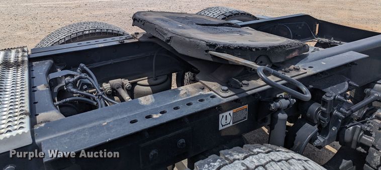 image for item MY9462 2019 Peterbilt 579  semi truck