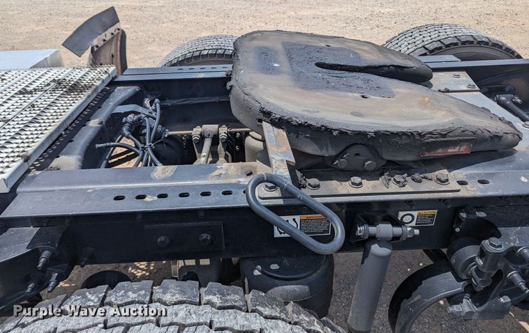 image for item MY9462 2019 Peterbilt 579  semi truck