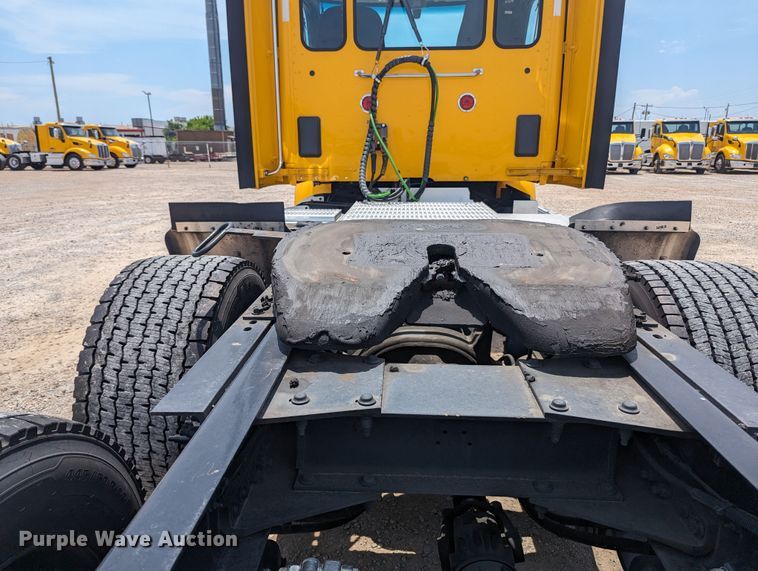 image for item MY9462 2019 Peterbilt 579  semi truck