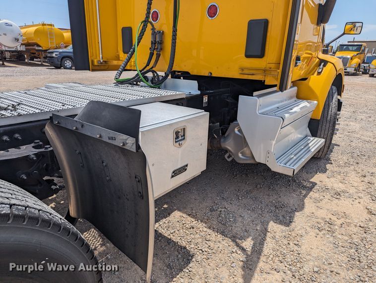 image for item MY9462 2019 Peterbilt 579  semi truck