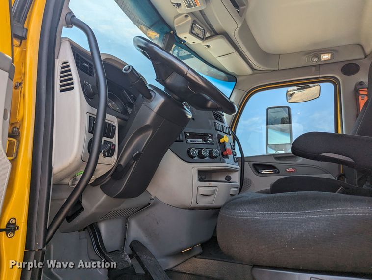 image for item MY9462 2019 Peterbilt 579  semi truck