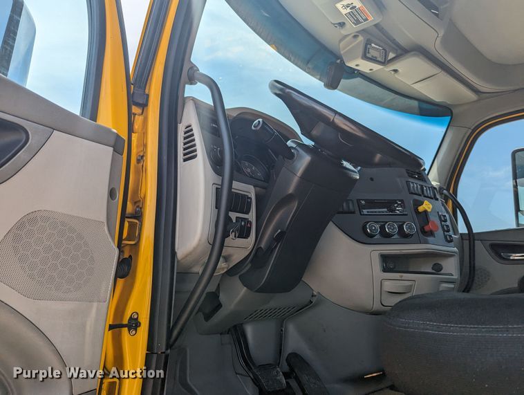 image for item MY9462 2019 Peterbilt 579  semi truck