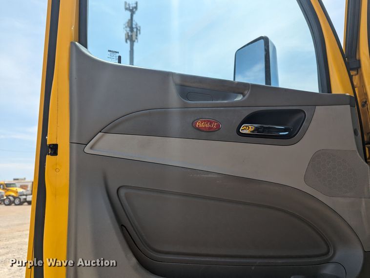 image for item MY9462 2019 Peterbilt 579  semi truck