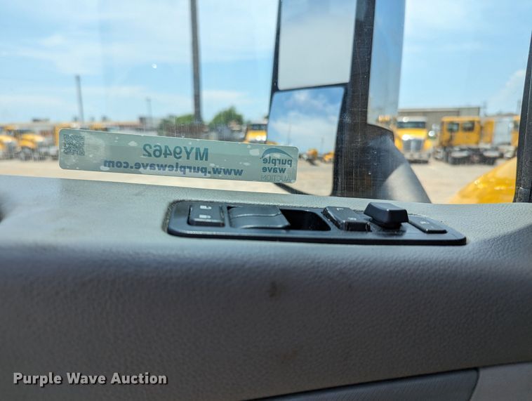 image for item MY9462 2019 Peterbilt 579  semi truck