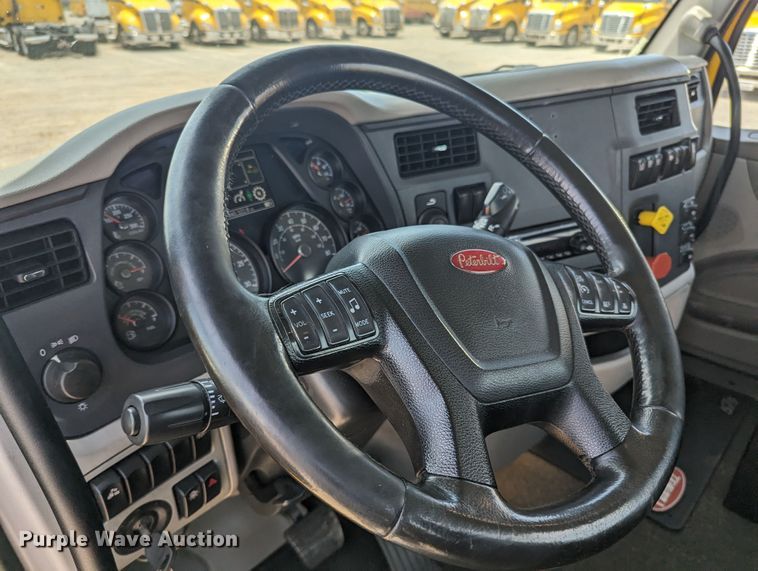 image for item MY9462 2019 Peterbilt 579  semi truck