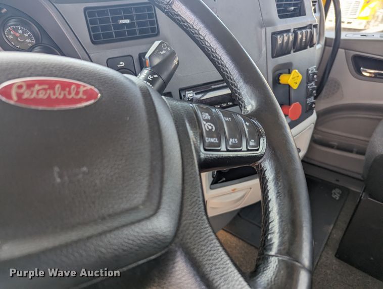 image for item MY9462 2019 Peterbilt 579  semi truck