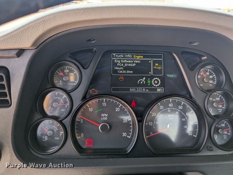 image for item MY9462 2019 Peterbilt 579  semi truck