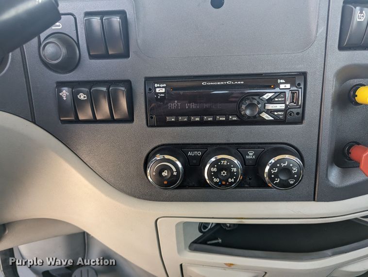 image for item MY9462 2019 Peterbilt 579  semi truck