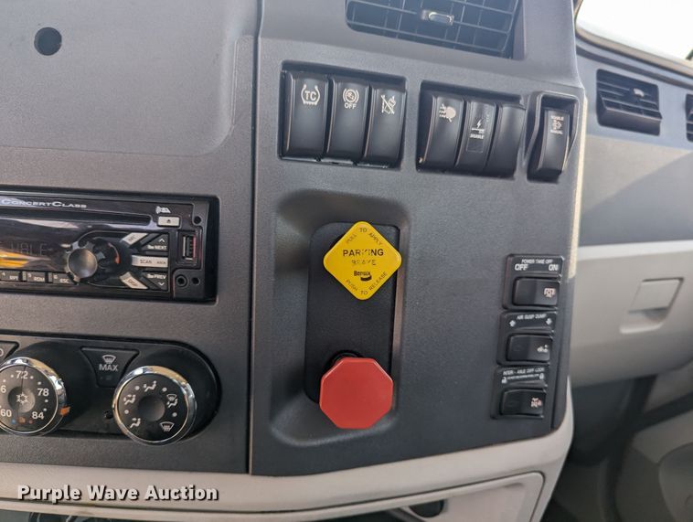 image for item MY9462 2019 Peterbilt 579  semi truck