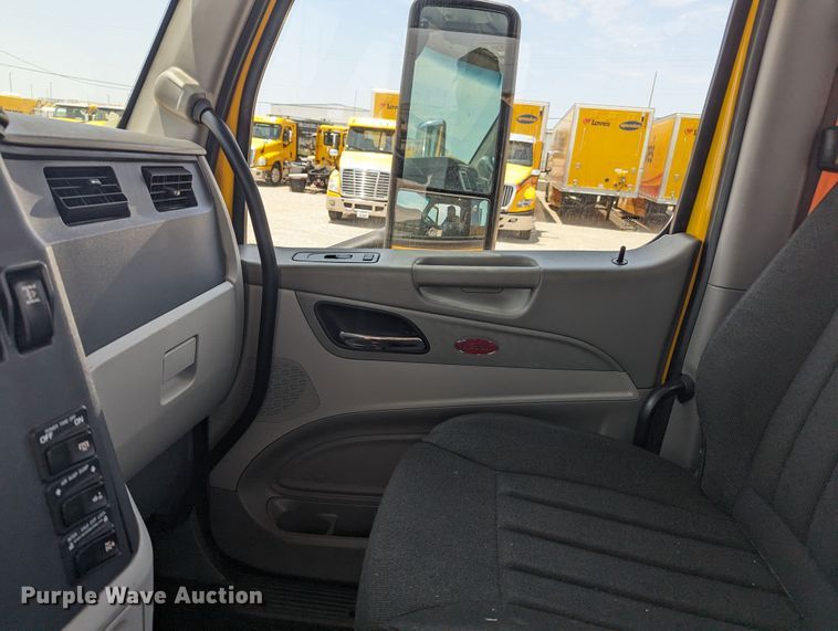 image for item MY9462 2019 Peterbilt 579  semi truck