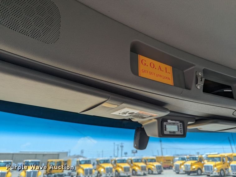 image for item MY9462 2019 Peterbilt 579  semi truck