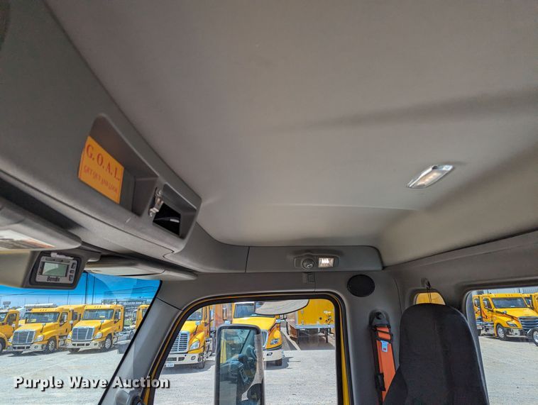 image for item MY9462 2019 Peterbilt 579  semi truck