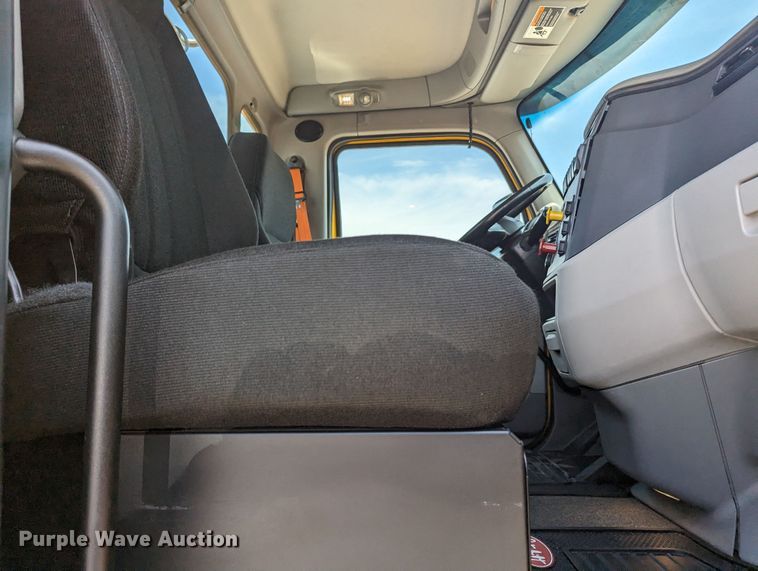 image for item MY9462 2019 Peterbilt 579  semi truck