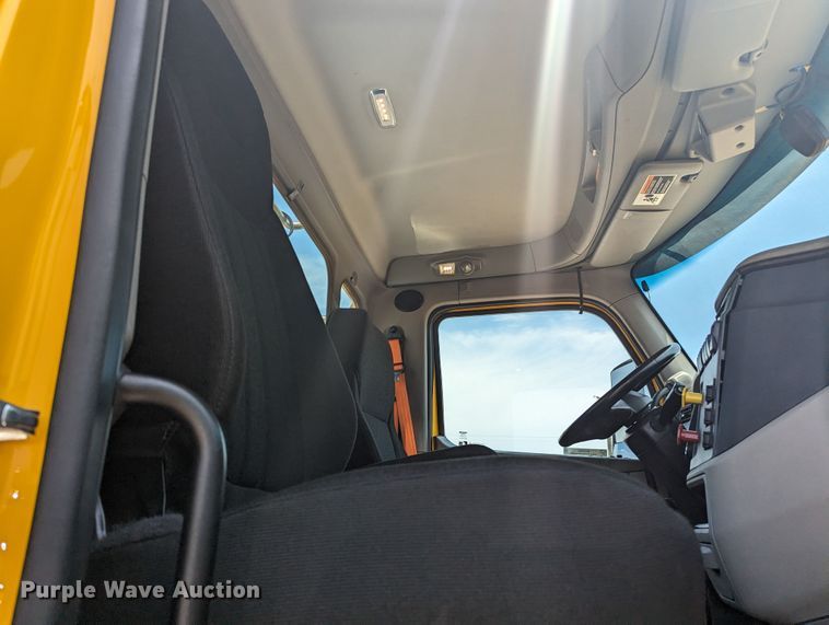 image for item MY9462 2019 Peterbilt 579  semi truck