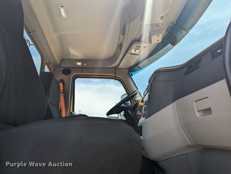 image for item MY9462 2019 Peterbilt 579  semi truck