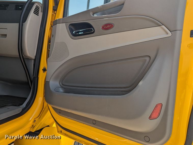 image for item MY9462 2019 Peterbilt 579  semi truck