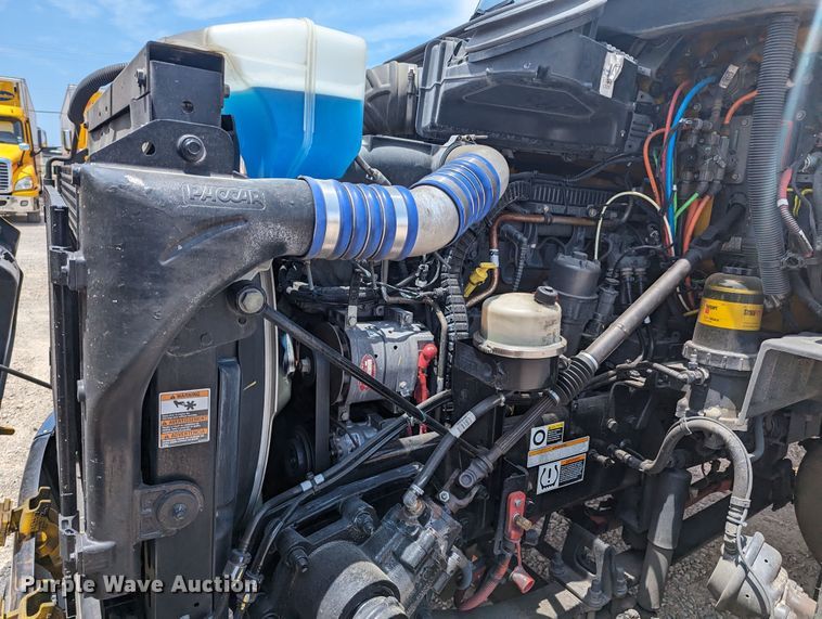 image for item MY9462 2019 Peterbilt 579  semi truck