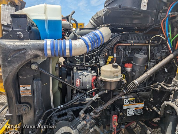 image for item MY9462 2019 Peterbilt 579  semi truck