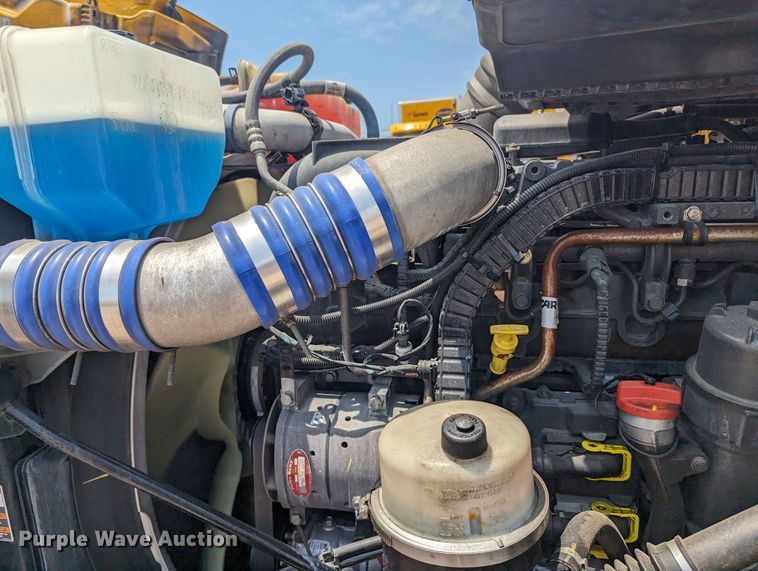 image for item MY9462 2019 Peterbilt 579  semi truck