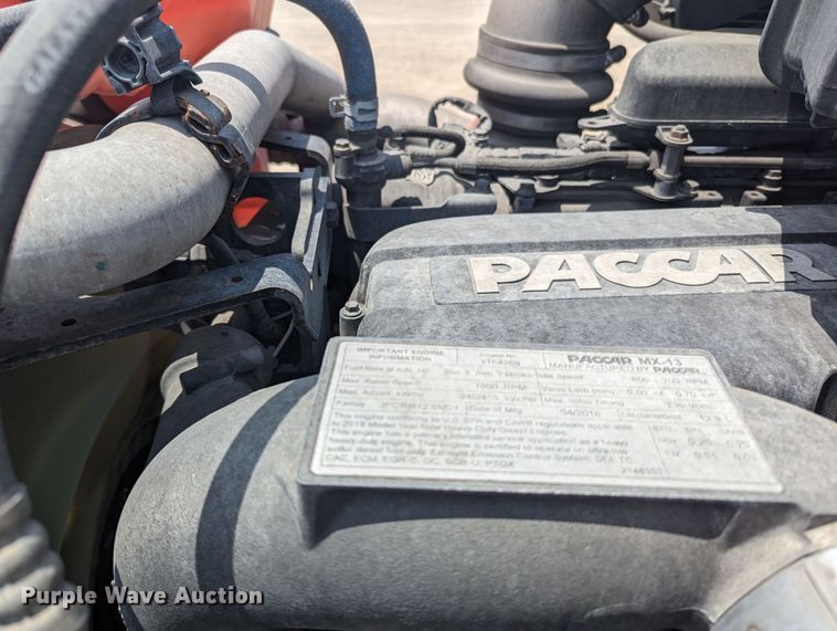 image for item MY9462 2019 Peterbilt 579  semi truck