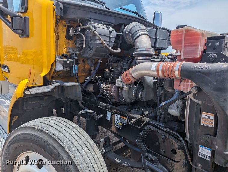 image for item MY9462 2019 Peterbilt 579  semi truck