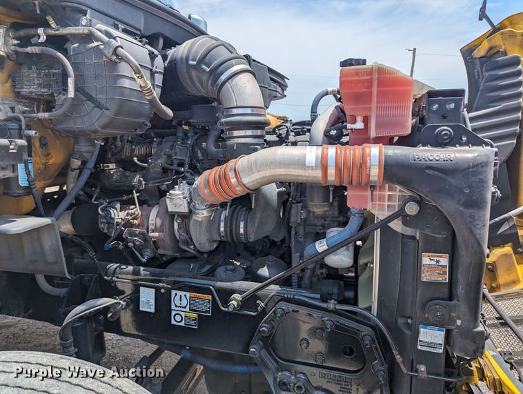 image for item MY9462 2019 Peterbilt 579  semi truck