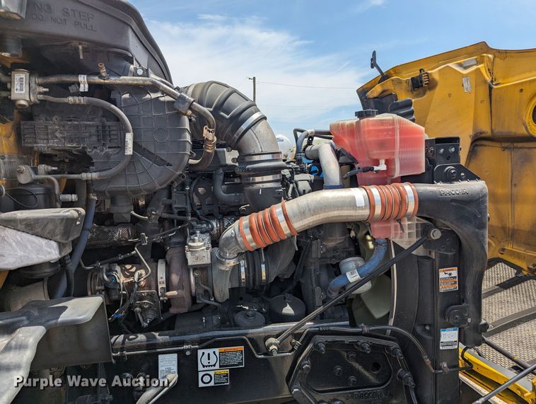 image for item MY9462 2019 Peterbilt 579  semi truck