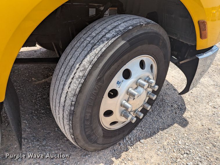 image for item MY9462 2019 Peterbilt 579  semi truck