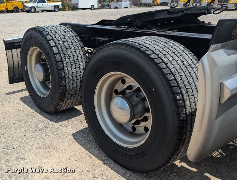 image for item MY9462 2019 Peterbilt 579  semi truck