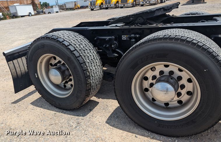 image for item MY9462 2019 Peterbilt 579  semi truck