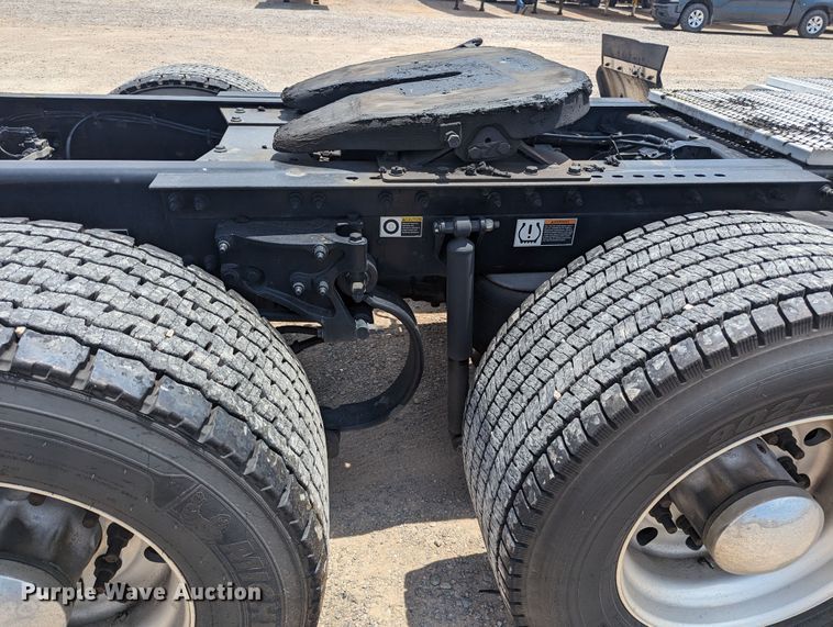 image for item MY9462 2019 Peterbilt 579  semi truck