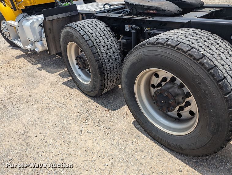 image for item MY9462 2019 Peterbilt 579  semi truck