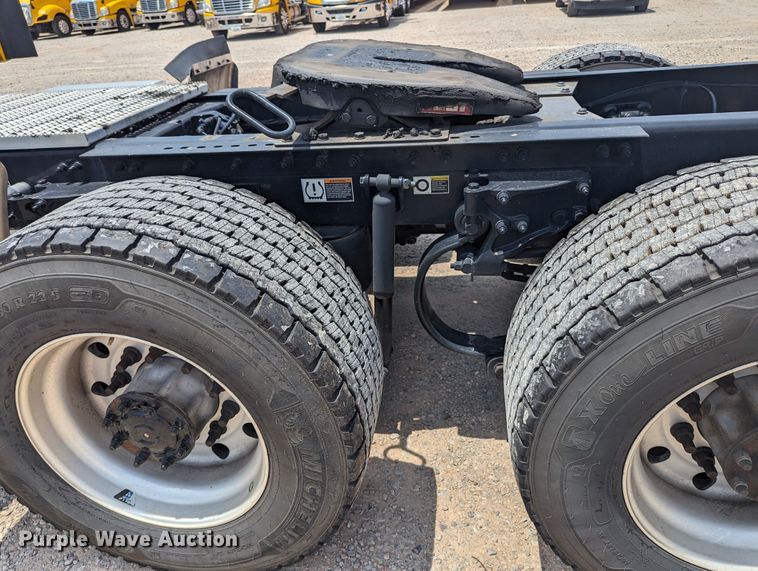 image for item MY9462 2019 Peterbilt 579  semi truck