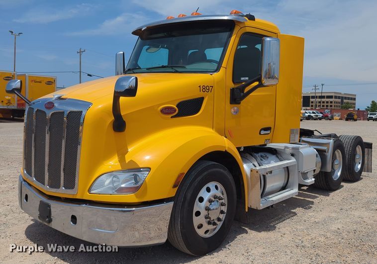 image for item MY9463 2019 Peterbilt 579  semi truck