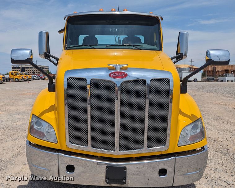 image for item MY9463 2019 Peterbilt 579  semi truck