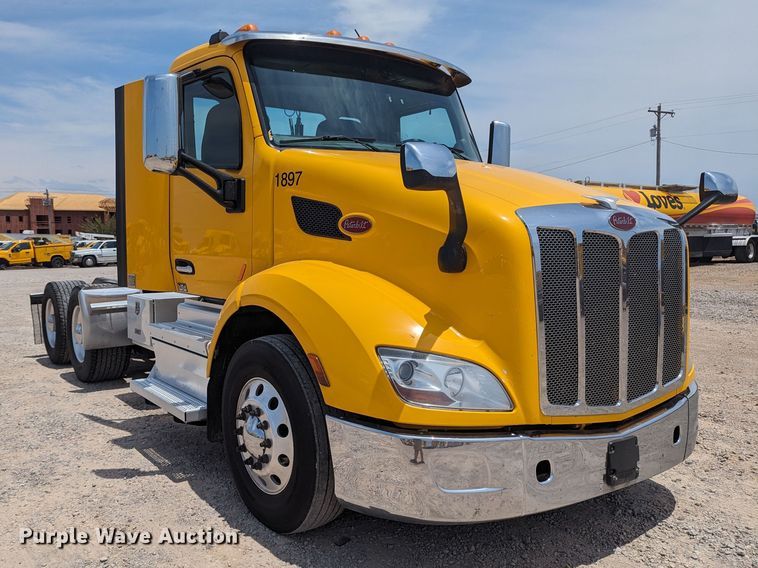 image for item MY9463 2019 Peterbilt 579  semi truck