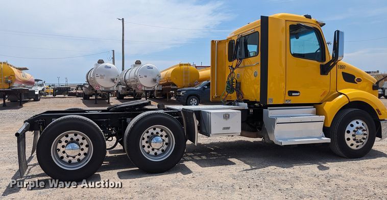 image for item MY9463 2019 Peterbilt 579  semi truck