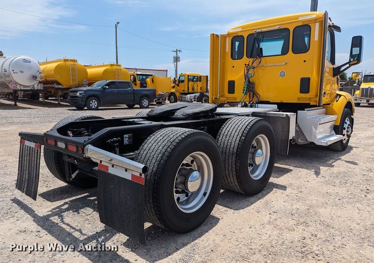 image for item MY9463 2019 Peterbilt 579  semi truck