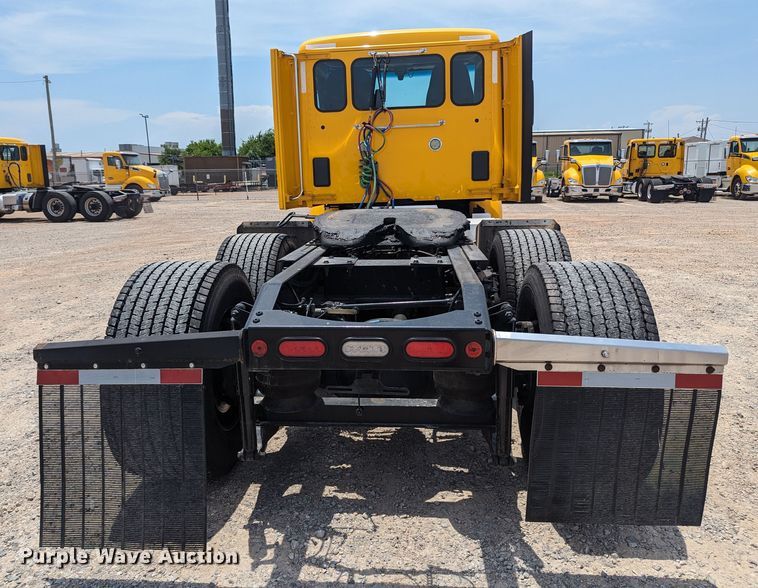 image for item MY9463 2019 Peterbilt 579  semi truck