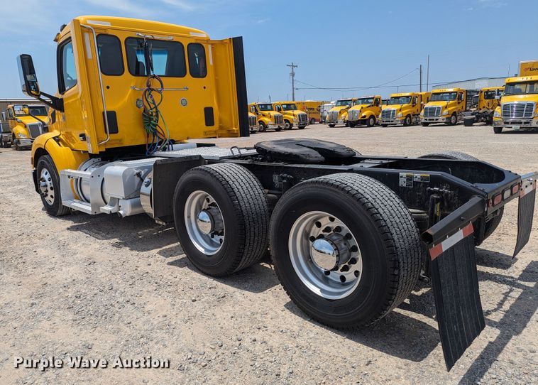 image for item MY9463 2019 Peterbilt 579  semi truck