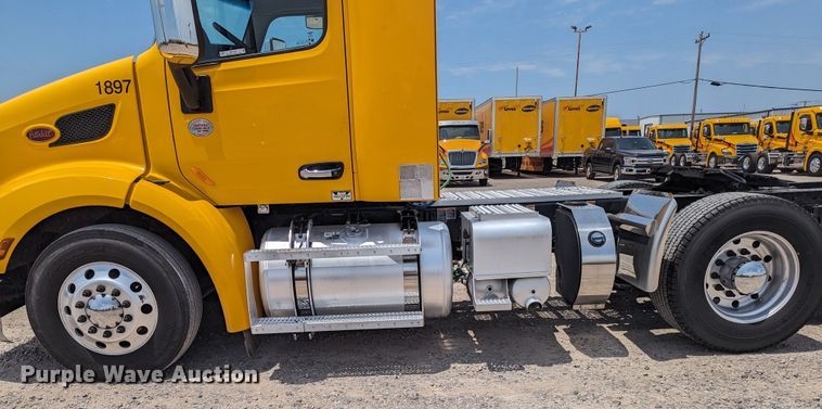image for item MY9463 2019 Peterbilt 579  semi truck