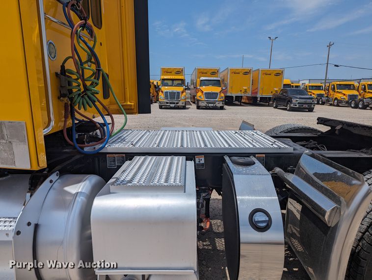 image for item MY9463 2019 Peterbilt 579  semi truck