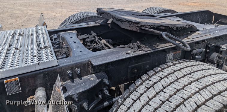 image for item MY9463 2019 Peterbilt 579  semi truck