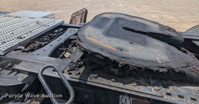 image for item MY9463 2019 Peterbilt 579  semi truck