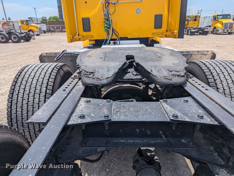 image for item MY9463 2019 Peterbilt 579  semi truck