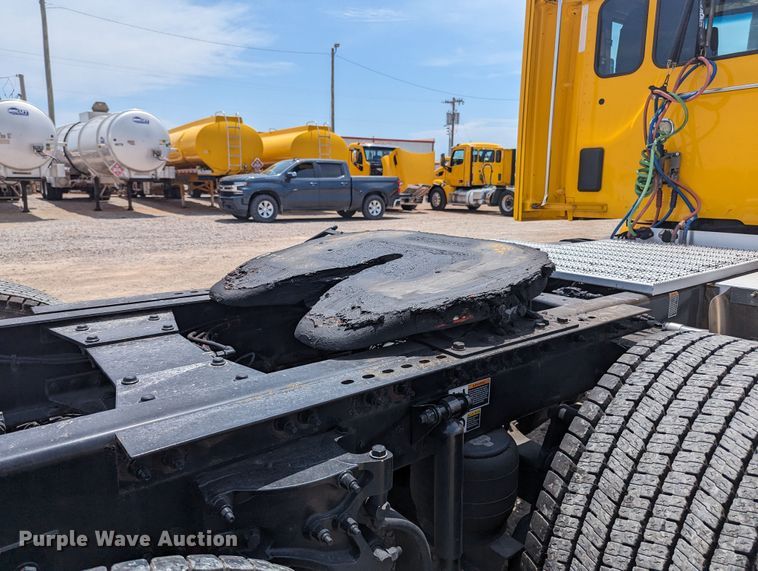 image for item MY9463 2019 Peterbilt 579  semi truck