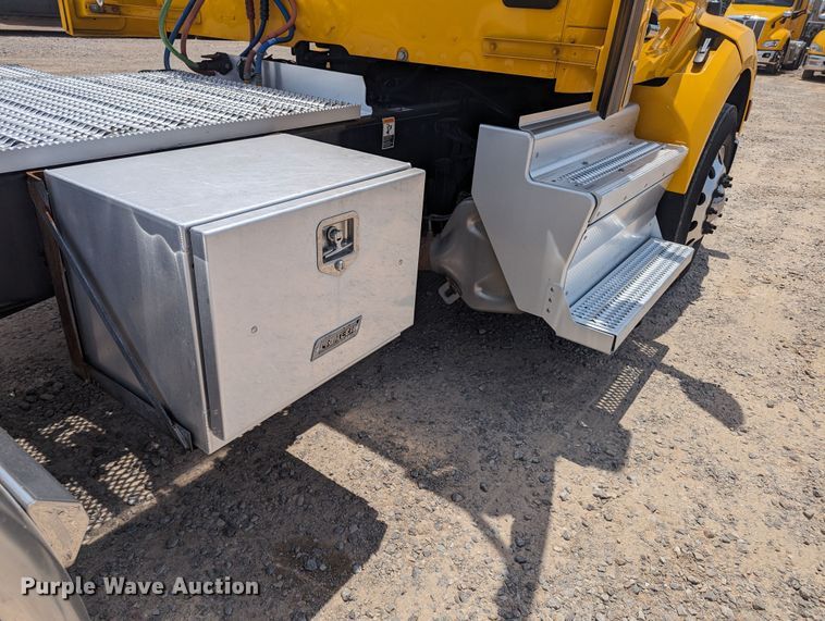 image for item MY9463 2019 Peterbilt 579  semi truck