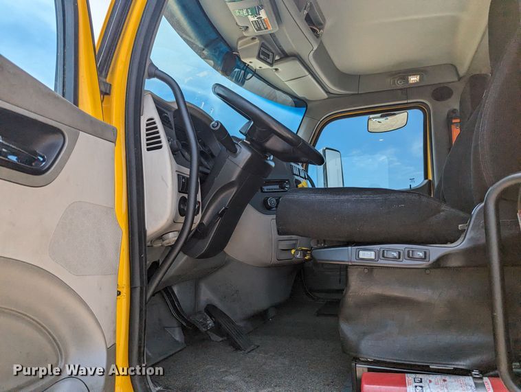 image for item MY9463 2019 Peterbilt 579  semi truck