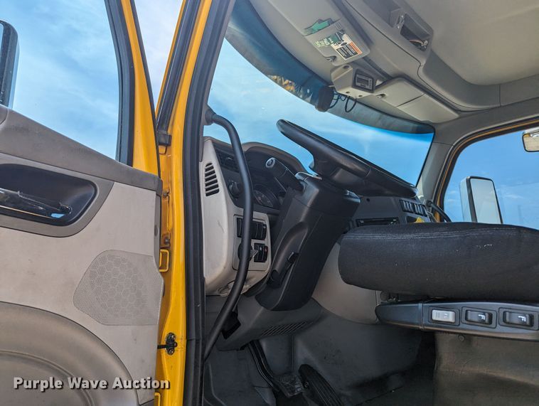 image for item MY9463 2019 Peterbilt 579  semi truck